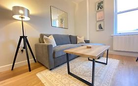 Brand New Central Apartment Southampton With Parking & Superking Bed - Sleeps Up To 4